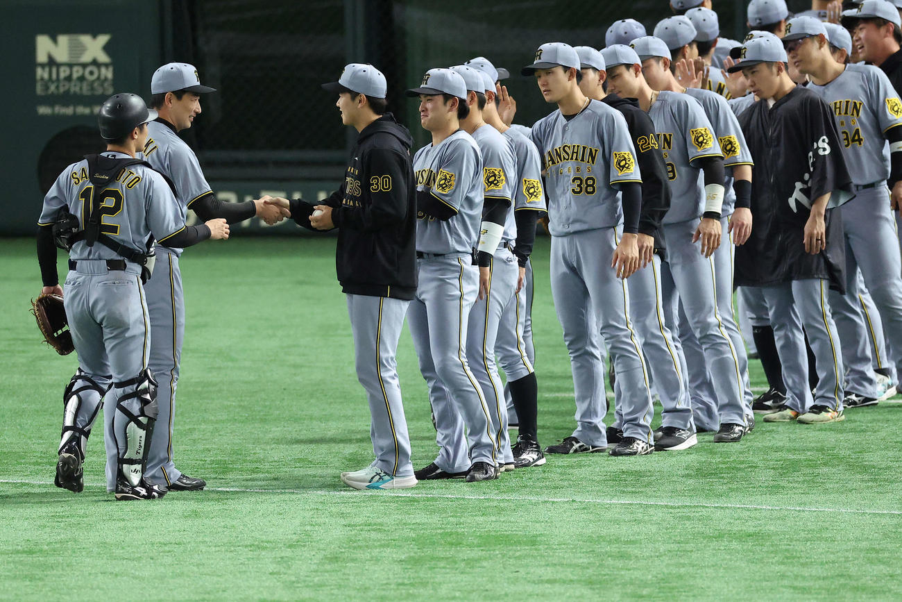 巨人対阪阪神　巨人に勝利し、岩崎（左から2人目）から勝利球を受け取るプロ初勝利の門別（撮影・河田真司）