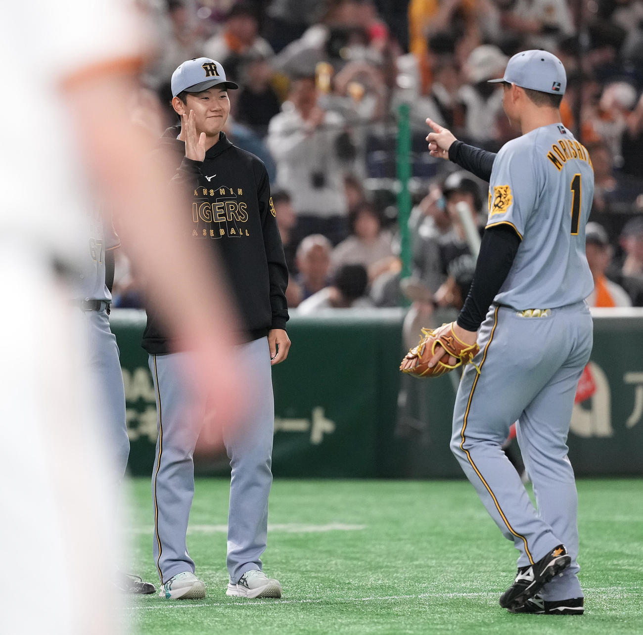 巨人対阪神　巨人に勝利し、プロ初勝利の阪神門別（左）は笑顔で森下（右）らナインを迎える（撮影・鈴木みどり）