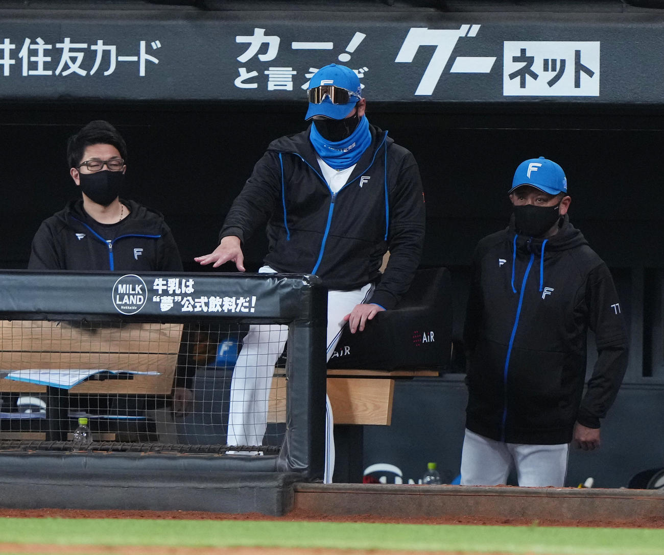 日本ハム対オリックス　3連敗し、がっくりとベンチを後にする日本ハム新庄監督（中央）（撮影・足立雅史）