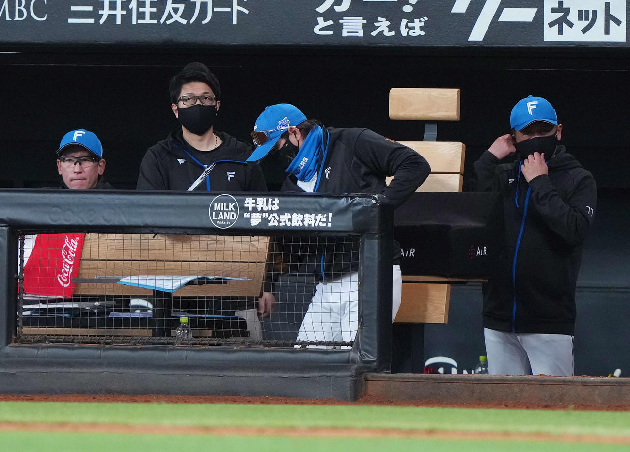 日本ハム対オリックス　3連敗し、がっくりとベンチを後にする日本ハム新庄監督（中央右）（撮影・足立雅史）