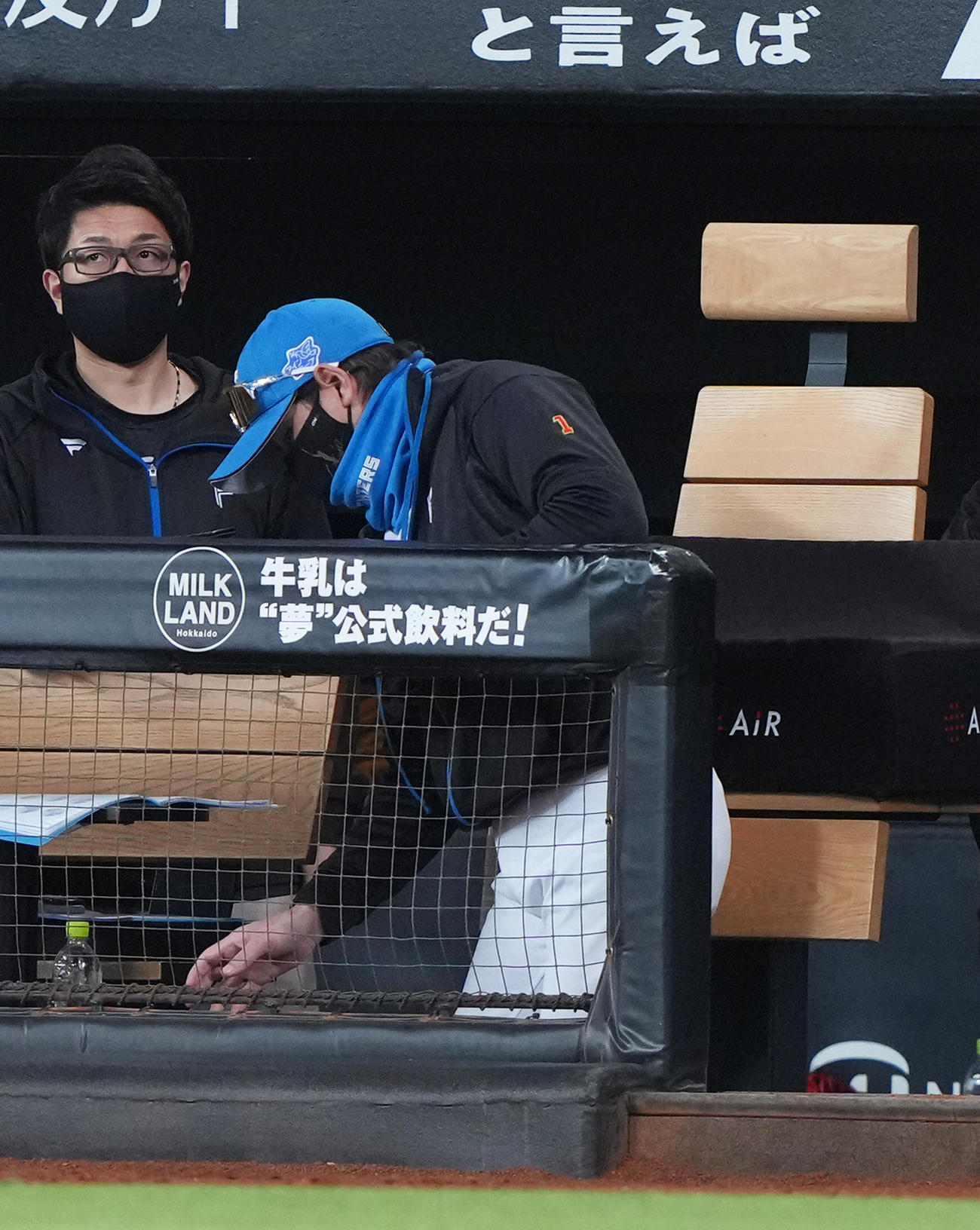 日本ハム対オリックス　3連敗し、がっくりとベンチを後にする日本ハム新庄監督（撮影・足立雅史）