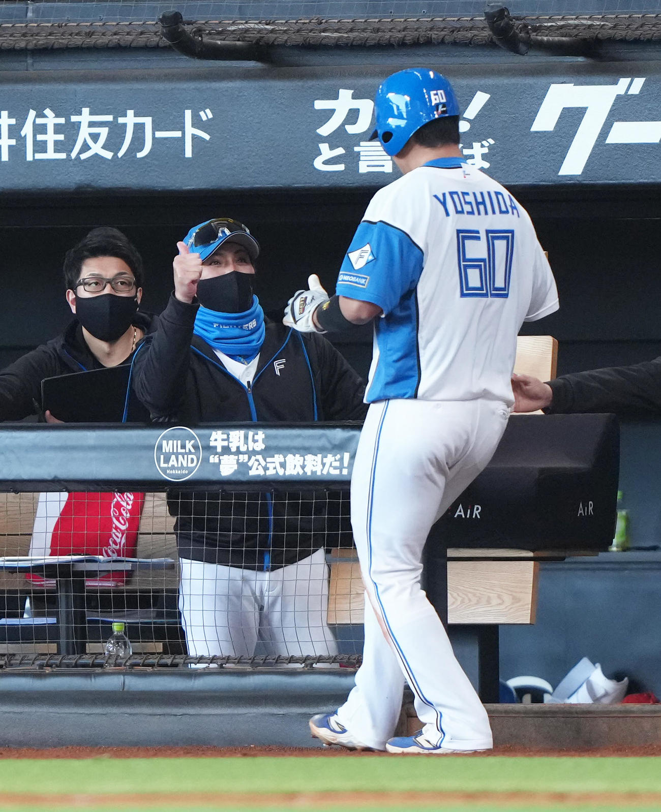 日本ハム対オリックス　2回裏日本ハム1死一、二塁、水野の右前適時打で生還した吉田（右）を迎える新庄監督（撮影・足立雅史）