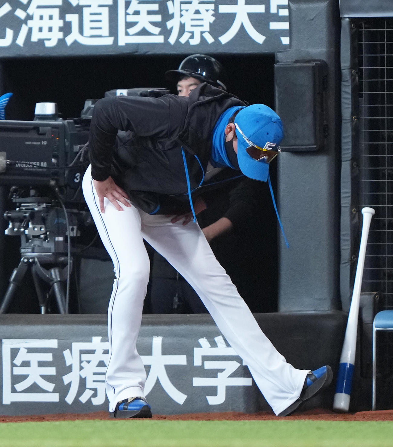 日本ハム対オリックス　選手交代を前に体を動かす日本ハム新庄監督（撮影・足立雅史）