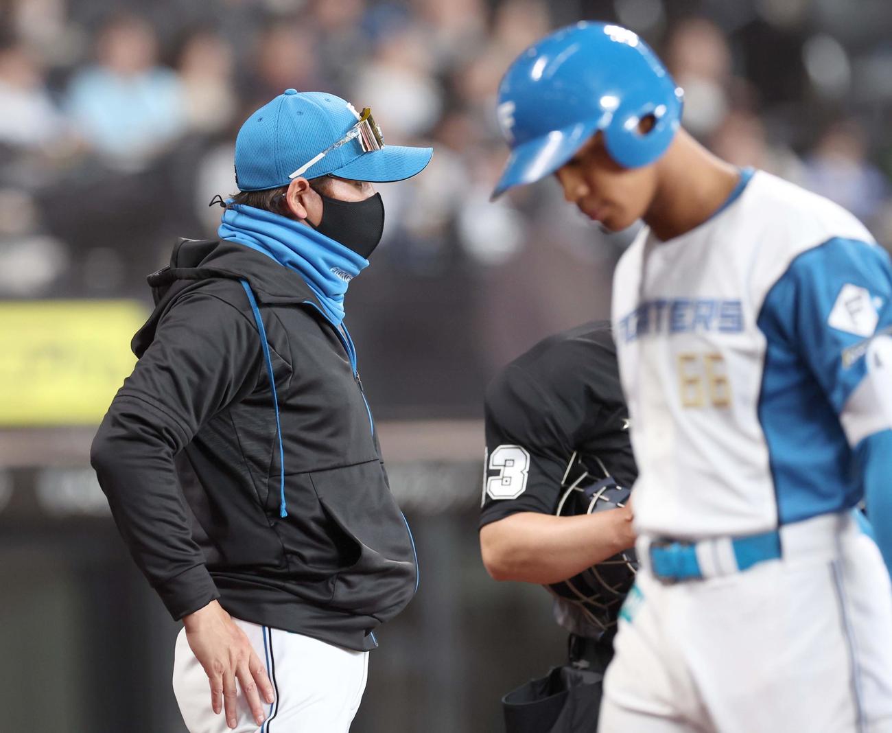 日本ハム対オリックス　選手交代を告げる新庄監督（撮影・黒川智章）