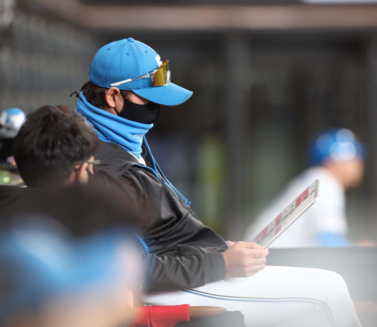 日本ハム対オリックス　ベンチでメンバー表を見つめる新庄監督（撮影・黒川智章）