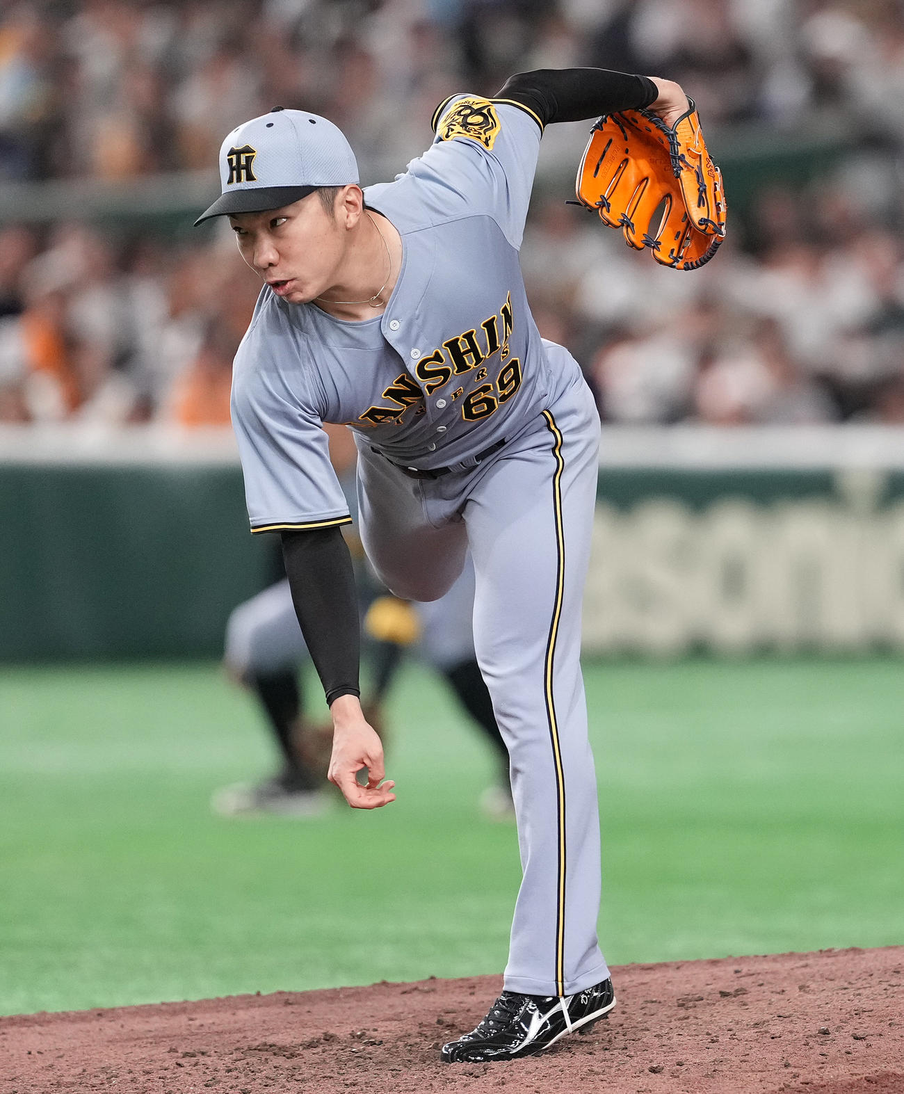 巨人対阪神　7回裏から3番手で登板した阪神石井（撮影・鈴木みどり）