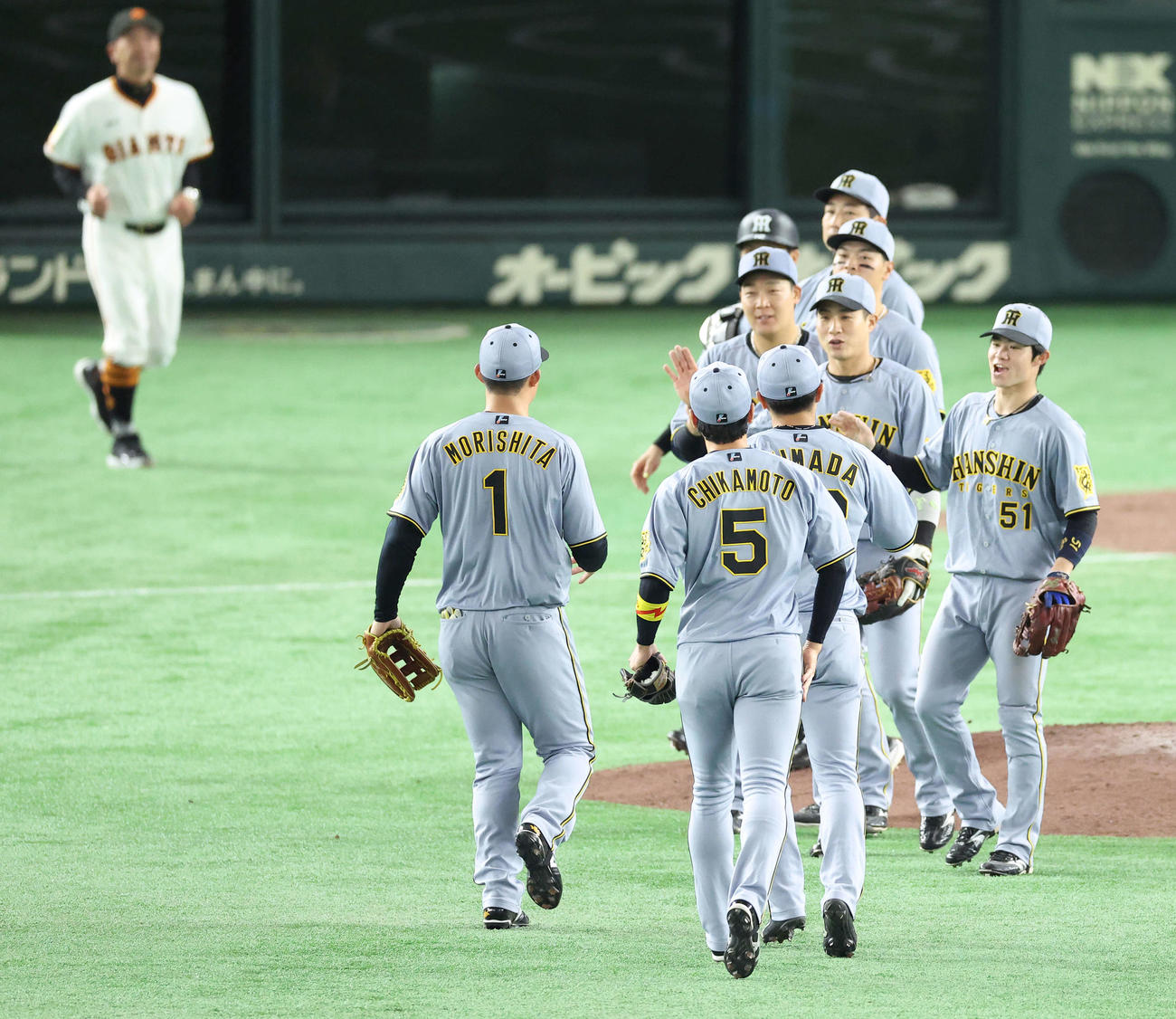巨人対阪阪神　巨人に勝利し、マウンドに集まる阪神ナイン（撮影・河田真司）