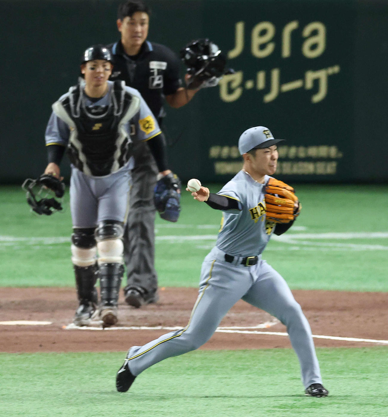 巨人対阪阪神　7回裏巨人無死二塁、増田大の打球を三塁に送球する石井（撮影・河田真司）