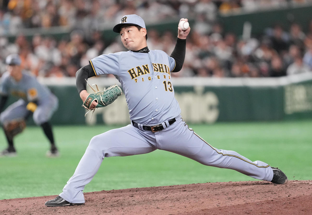 巨人対阪神　9回裏から5番手で登板した阪神岩崎（撮影・鈴木みどり）