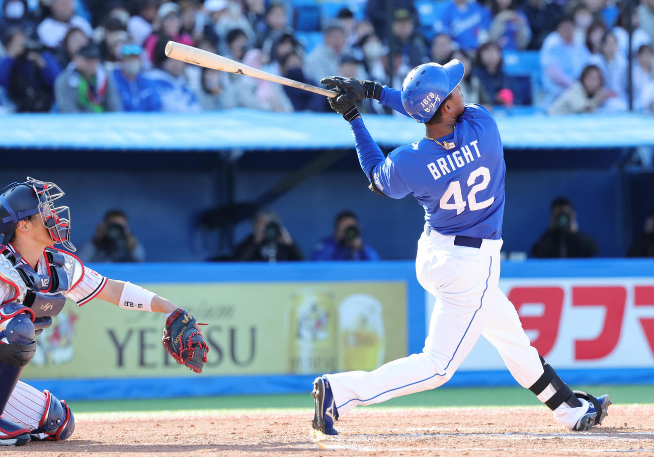 ヤクルト対中日　7回表中日無死、左越え本塁打を放つブライト（撮影・野上伸悟）