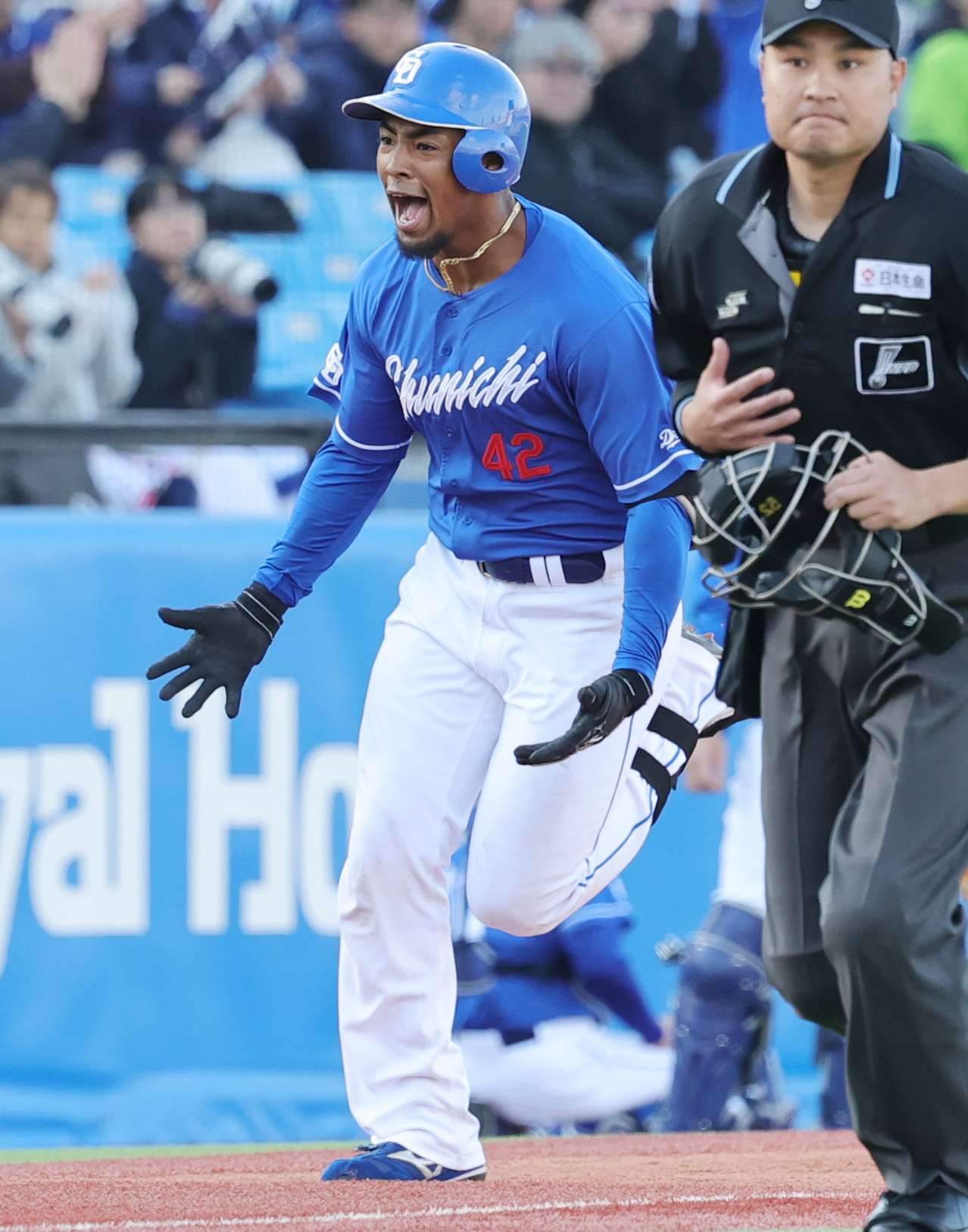 ヤクルト対中日　7回表中日無死、左越え本塁打を放ち喜ぶブライト（撮影・野上伸悟）