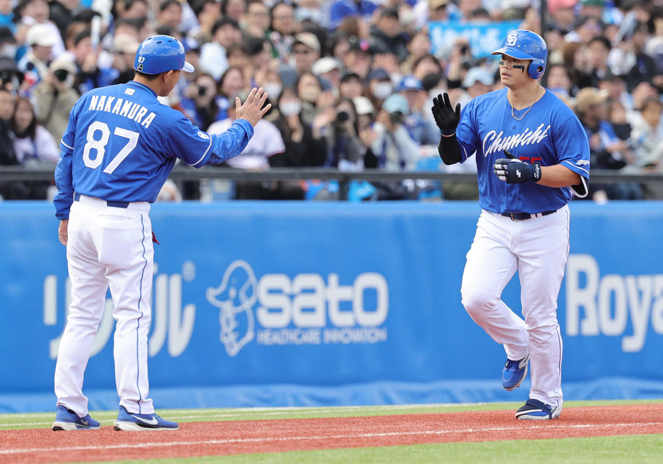 ヤクルト対中日　4回表中日無死、左越え本塁打を放ち三塁を回る細川（撮影・野上伸悟）