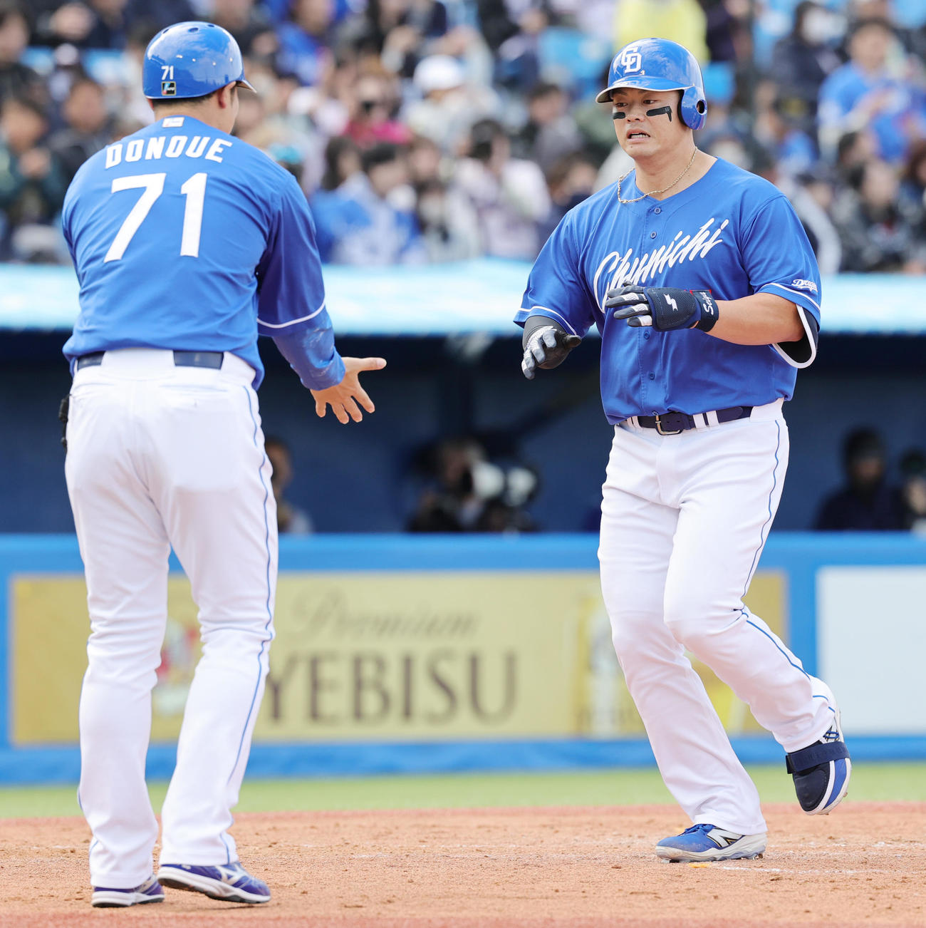 ヤクルト対中日　4回表中日無死、左越え本塁打を放ち堂上コーチに迎えられる細川（撮影・野上伸悟）