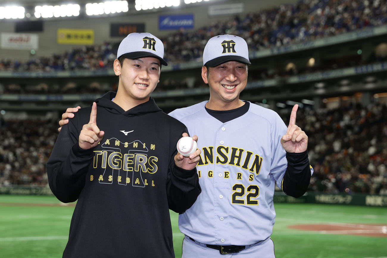 巨人対阪神　プロ初勝利を挙げ、阪神藤川監督（右）の祝福を受ける門別（撮影・前田充）