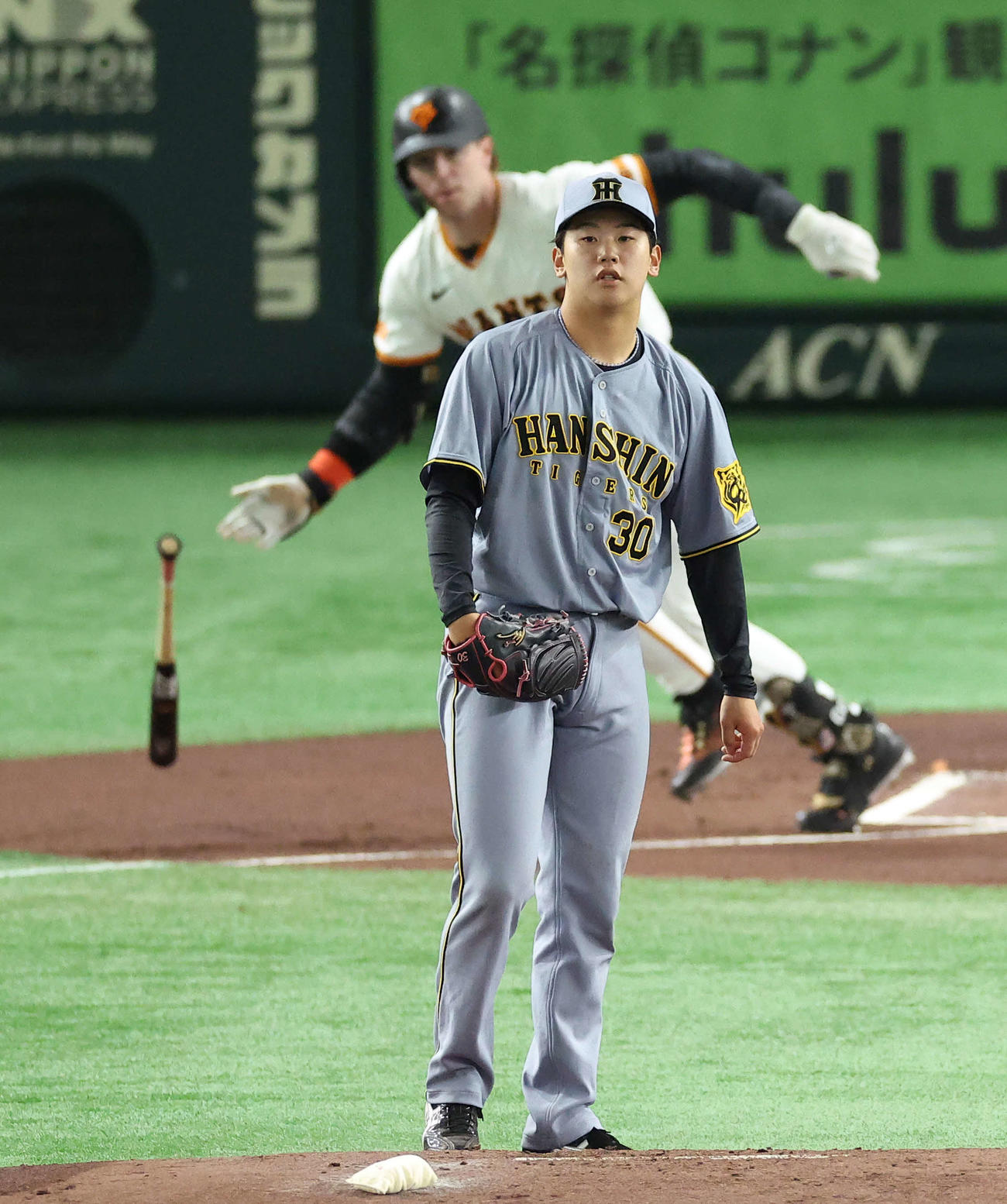 巨人対阪神　1回裏巨人1死、キャベッジに中前打を浴びる門別（撮影・河田真司）