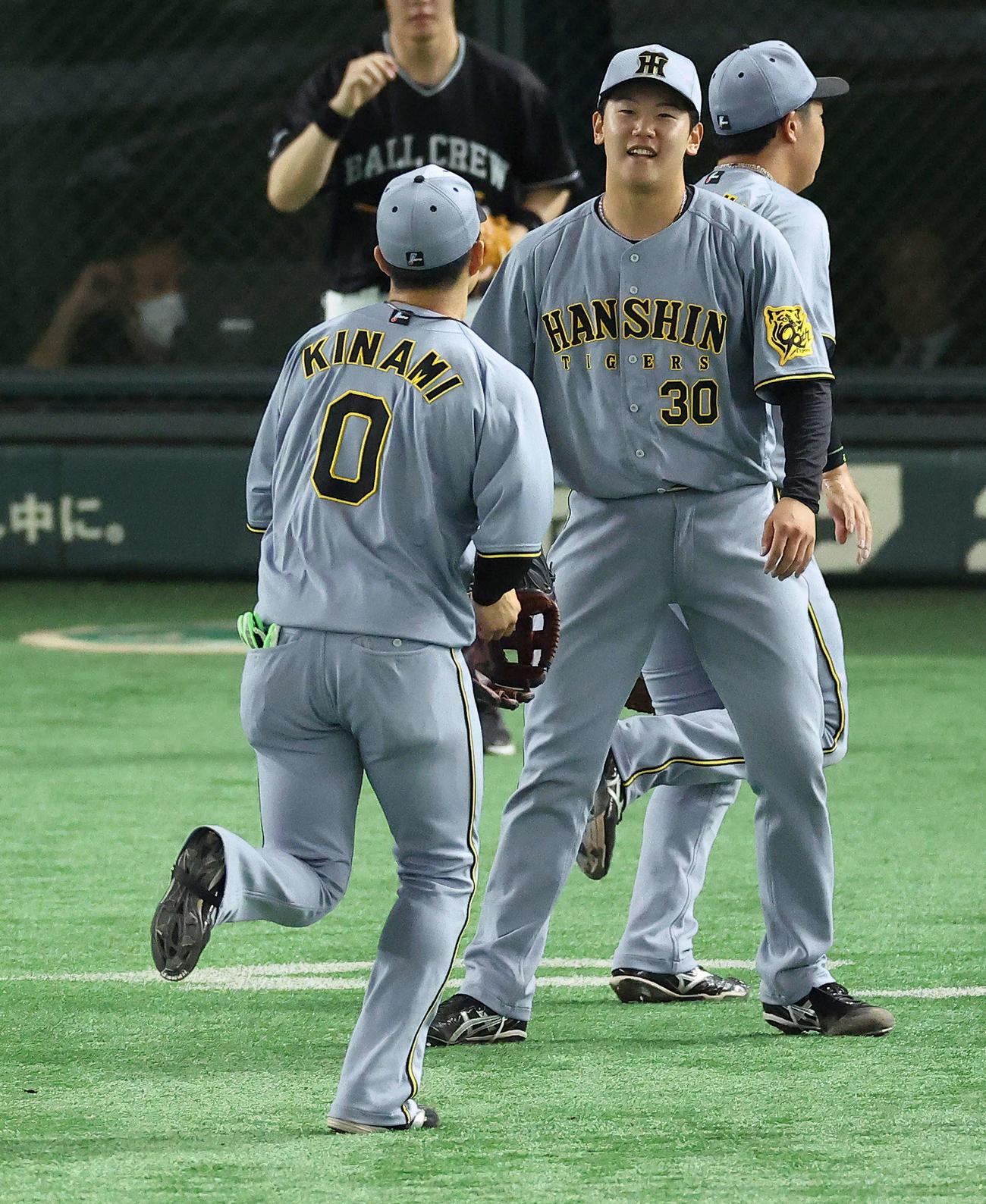 巨人対阪神　2回裏を抑え、笑顔でナインを迎える門別（撮影・河田真司）
