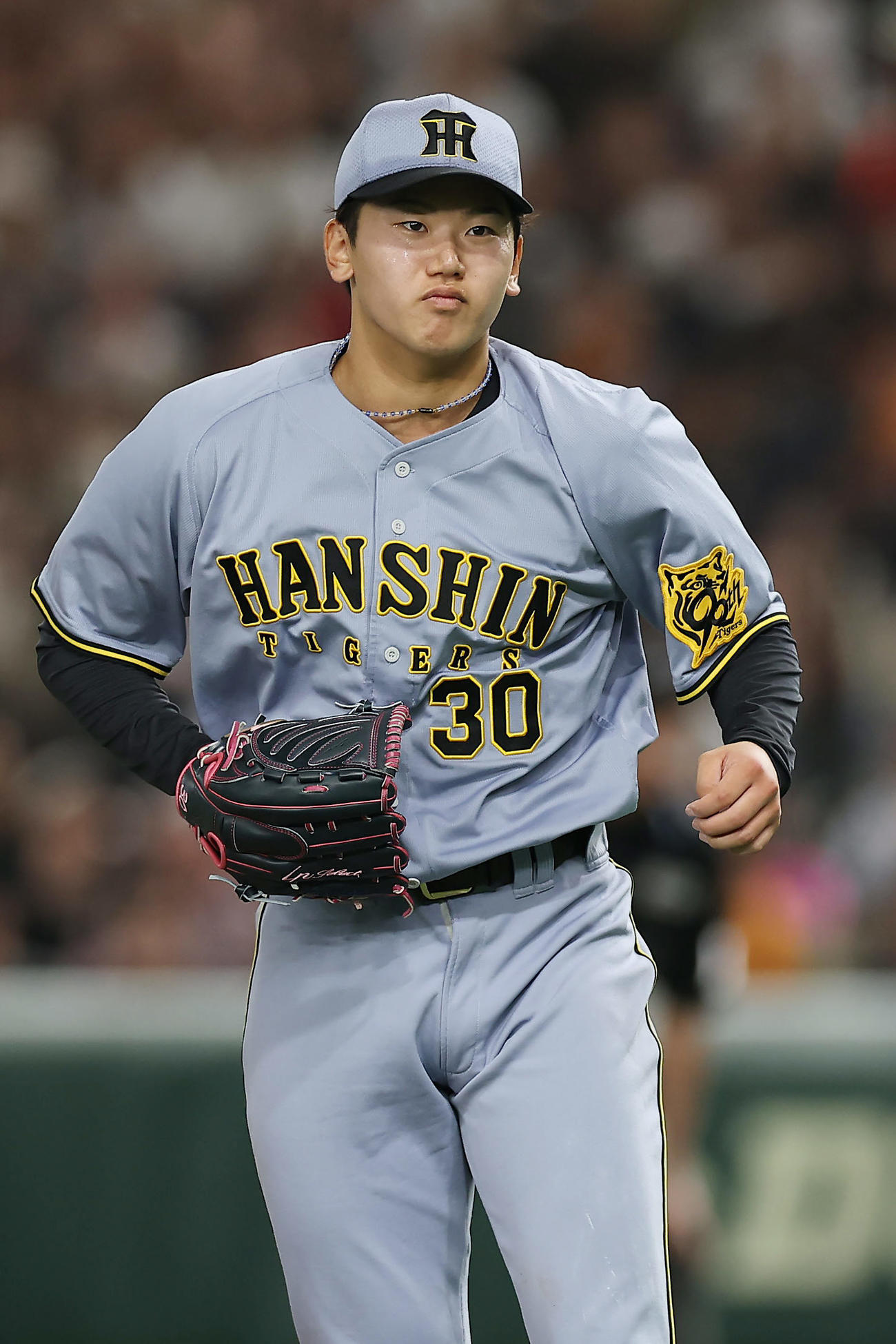 巨人対阪神　4回裏巨人2死一塁、岡本を空振り三振に仕留めた門別（撮影・前田充）