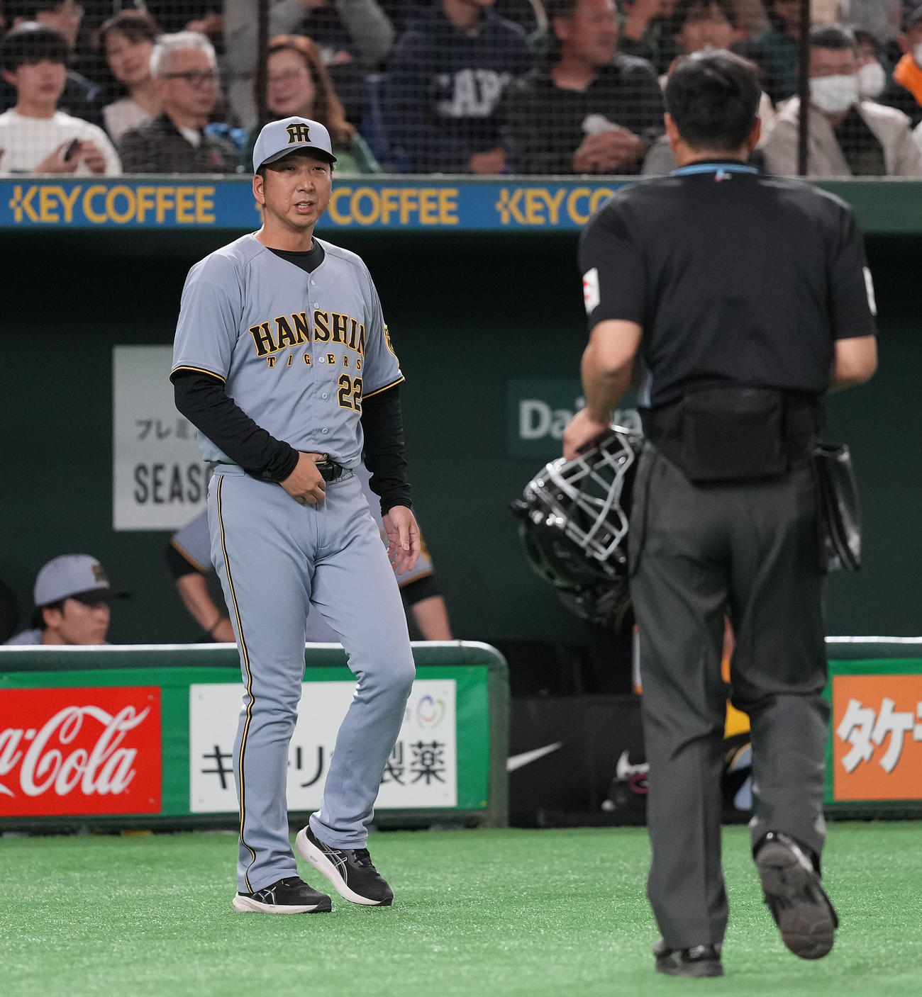 巨人対阪神　6回裏、先発門別の降板を告げる阪神藤川監督（撮影・鈴木みどり）