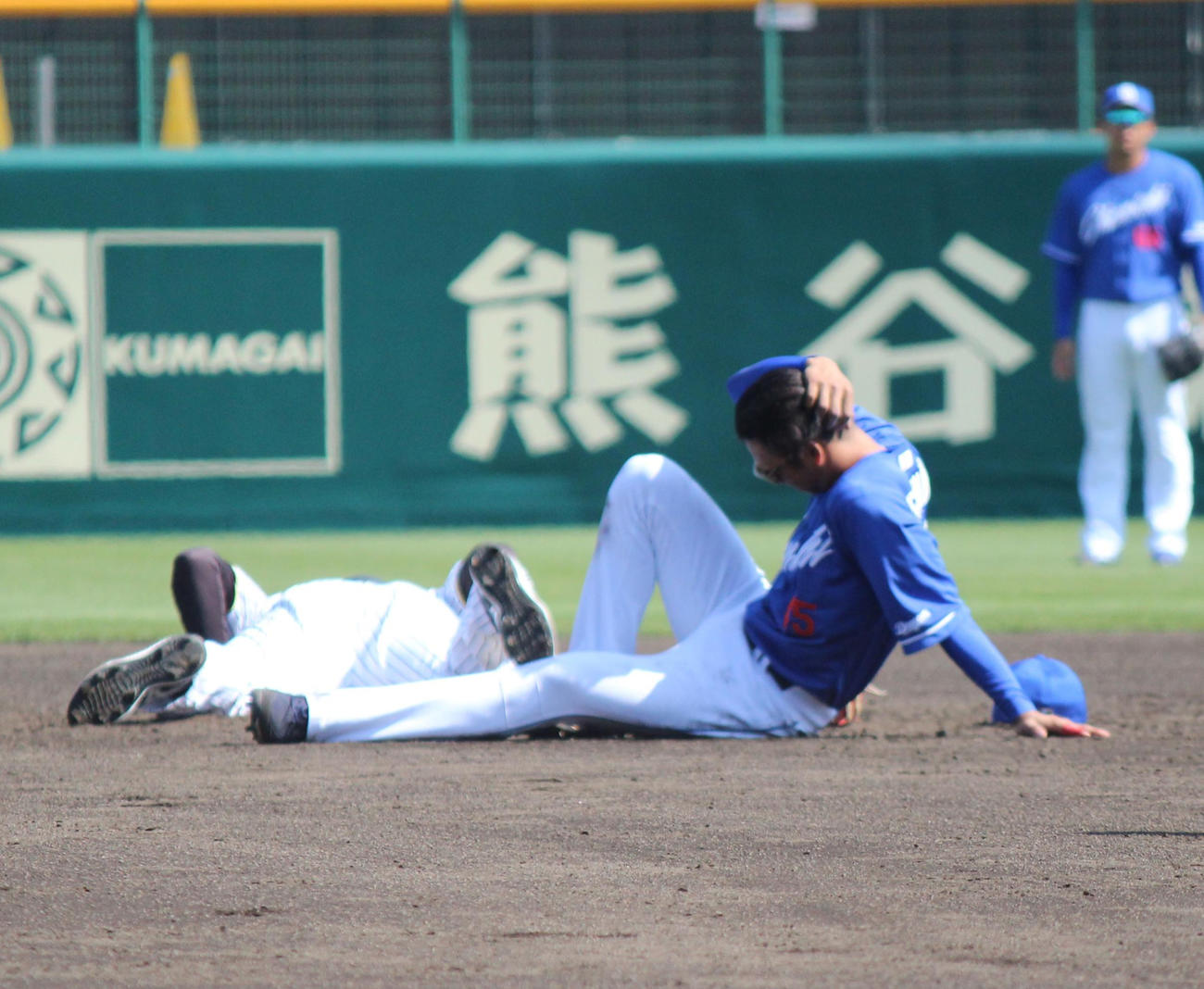 2軍戦で中日土田（右）と交錯して倒れる阪神ヘルナンデス（撮影・柏原誠）