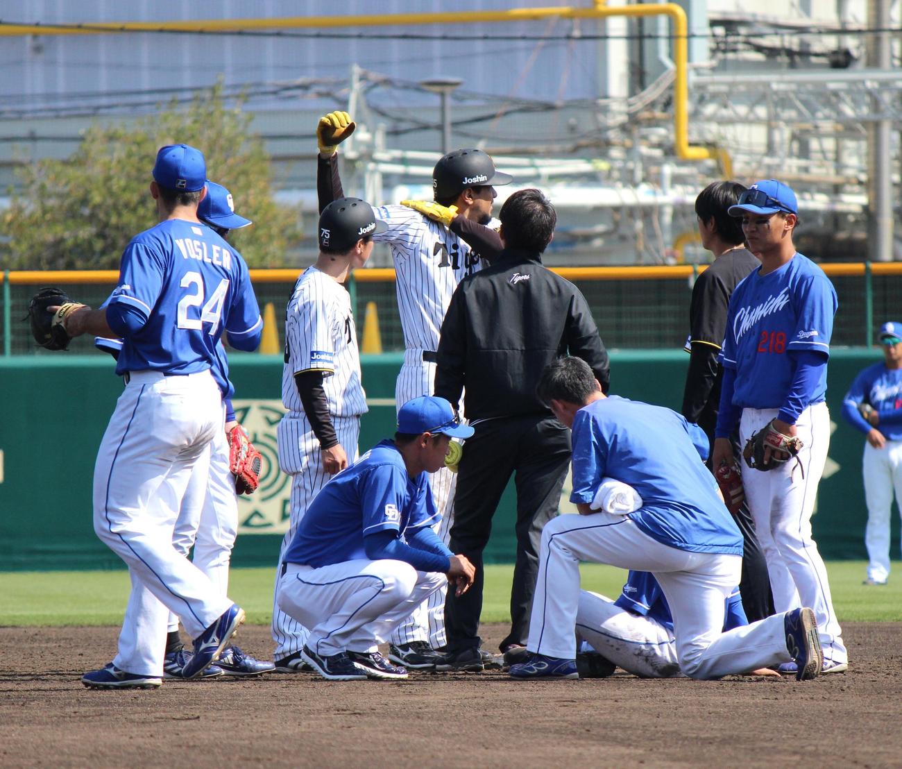 2軍戦で中日土田と交錯して右肩を痛めた阪神ヘルナンデス（中央）（撮影・柏原誠）