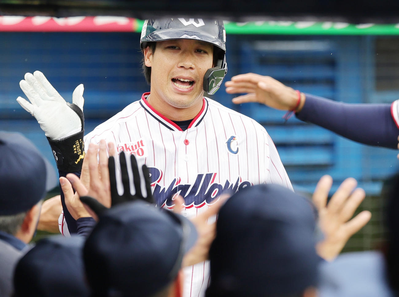 ヤクルト対中日　1回裏ヤクルト2死一、二塁、左越え3点本塁打を放ちベンチに迎えられる山田（撮影・野上伸悟）