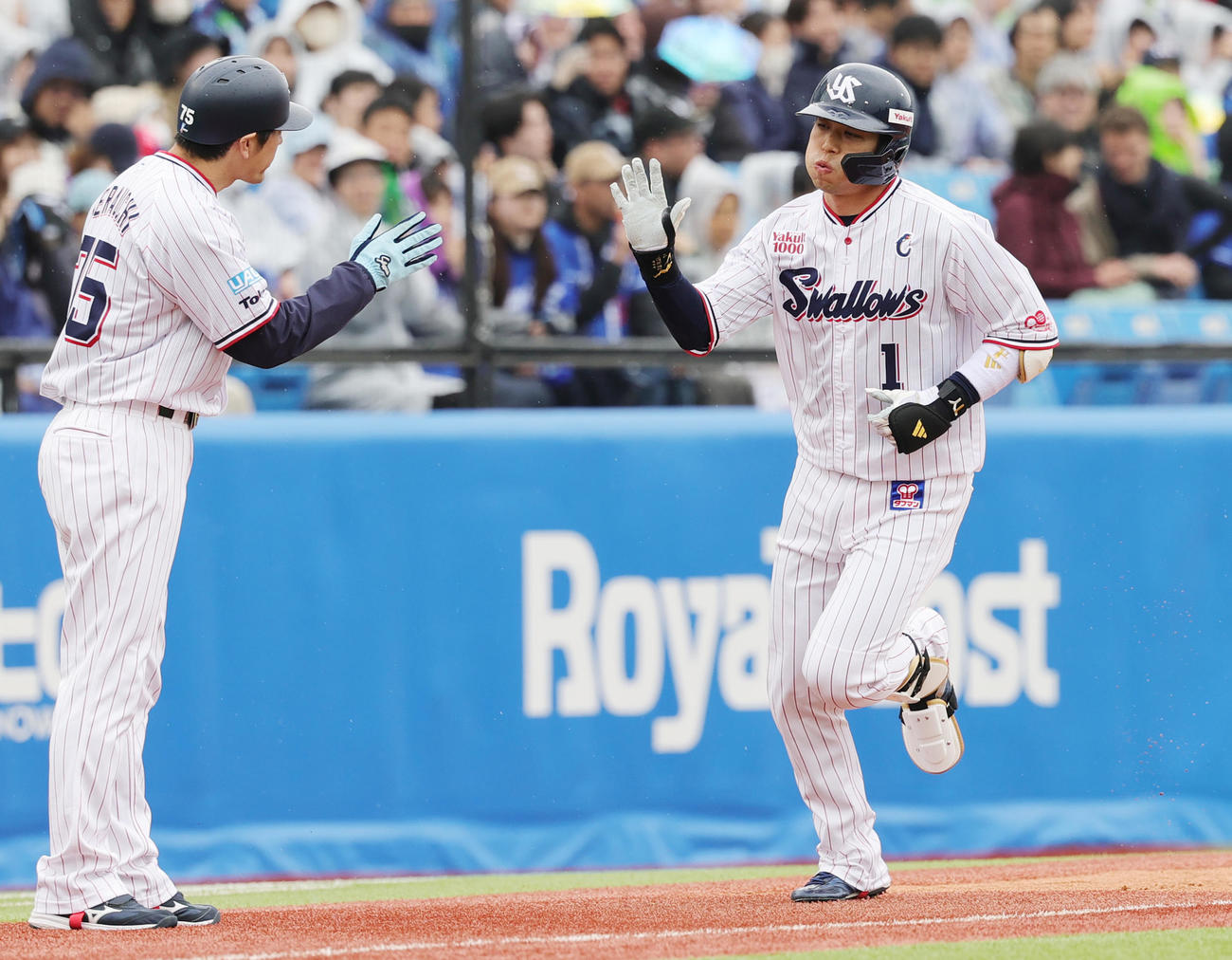 ヤクルト対中日　1回裏ヤクルト2死一、二塁、左越え3点本塁打を放ち三塁を回る山田（撮影・野上伸悟）