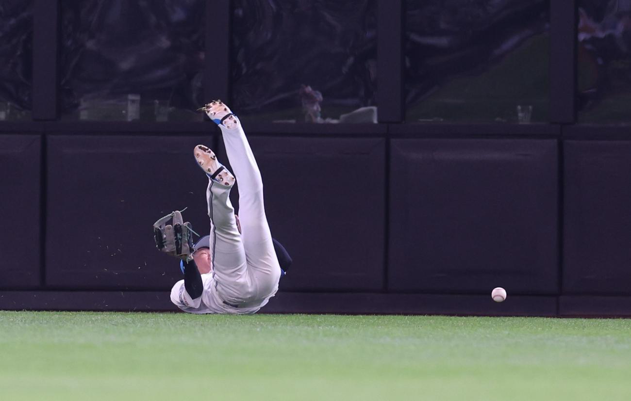 日本ハム対オリックス　2回表オリックス2死二、三塁、福永の打球を追うも捕球できず転倒する矢沢（撮影・黒川智章）