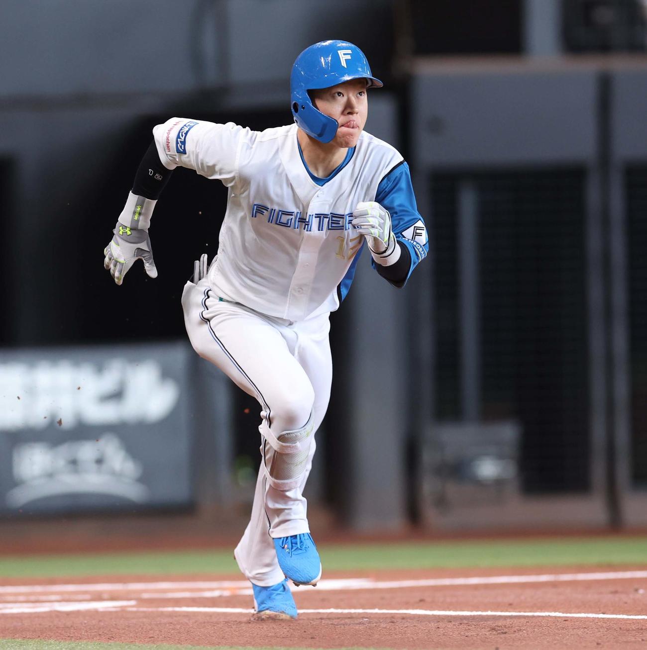 日本ハム対オリックス　1回裏日本ハム1死、右越え本塁打を放つ矢沢（撮影・黒川智章）