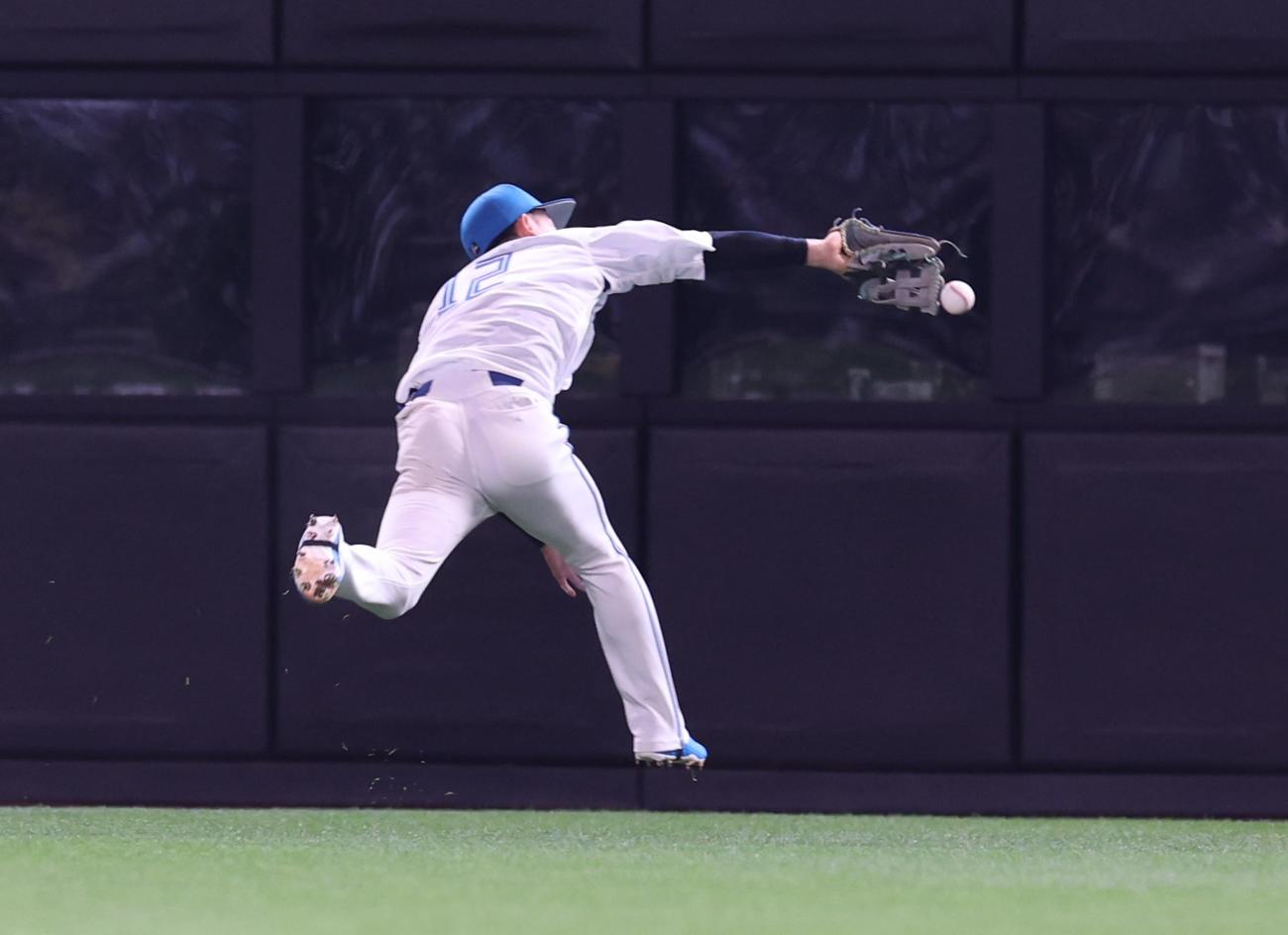 日本ハム対オリックス　2回表オリックス2死二、三塁、福永の打球を追うも捕球できず転倒する矢沢（撮影・黒川智章）