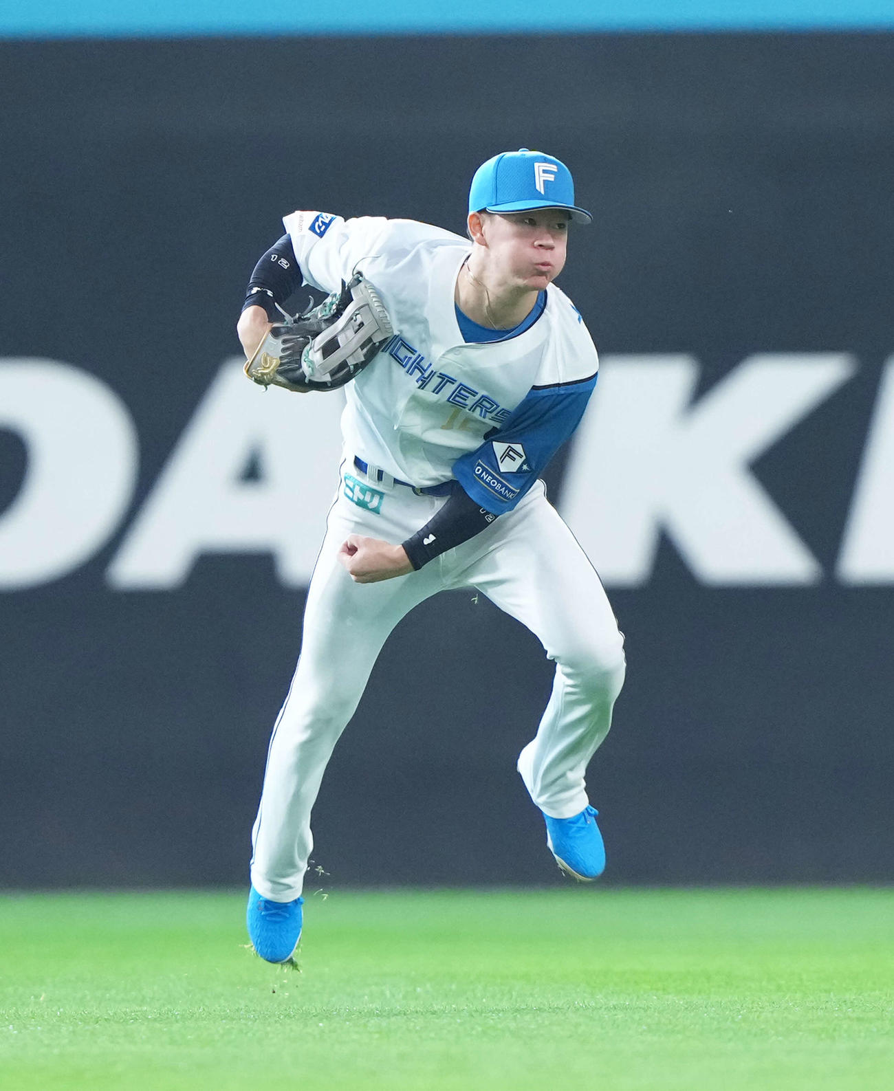 日本ハム対オリックス　2回表オリックス2死一塁、中川の中前打を本塁へ返球する中堅手矢沢（撮影・足立雅史）
