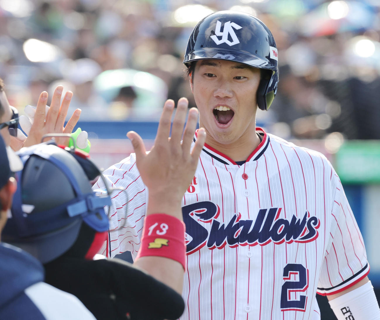 ヤクルト対中日　6回裏ヤクルト1死、左越え本塁打を放ちベンチに迎えられる古賀（撮影・野上伸悟）