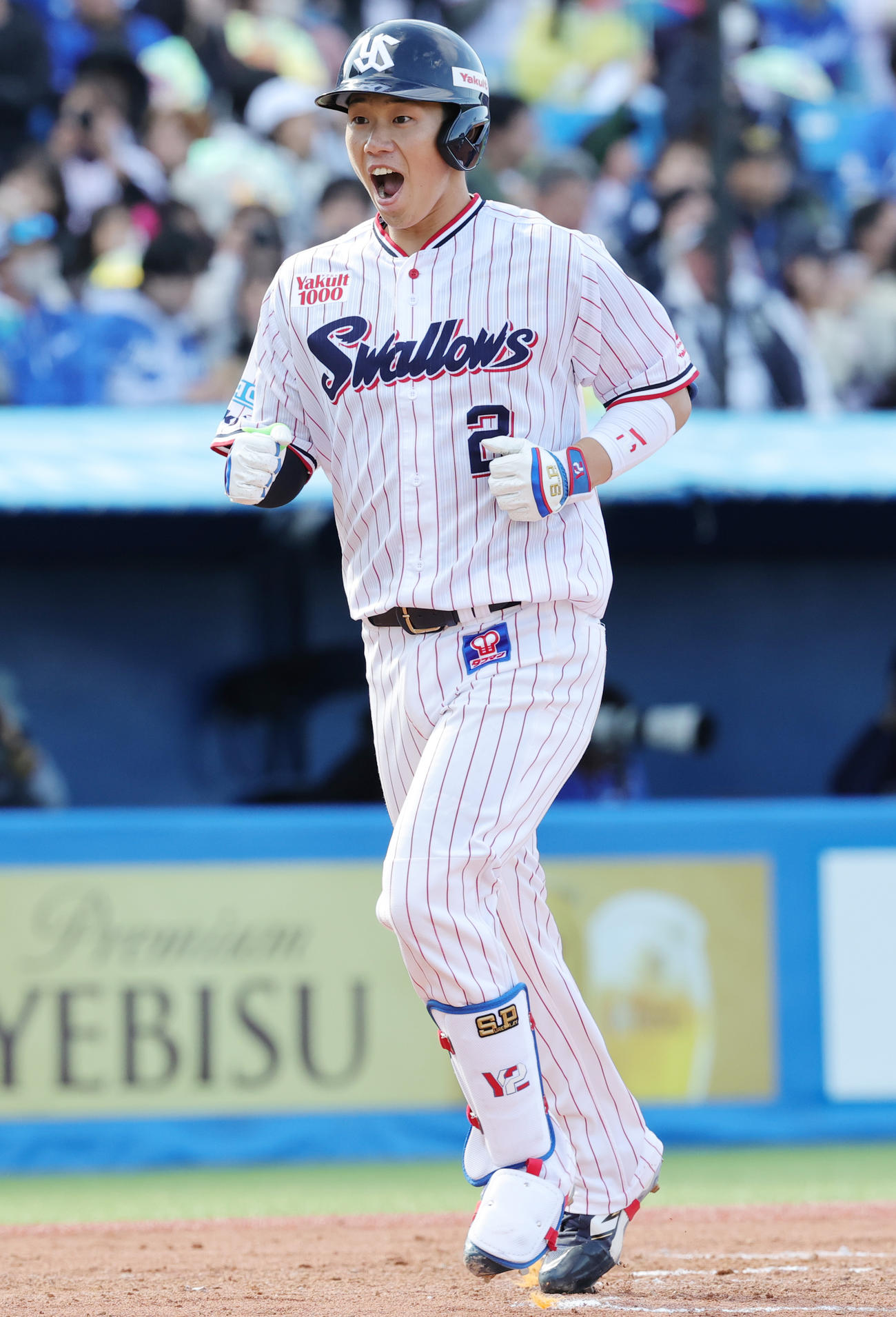 ヤクルト対中日　6回裏ヤクルト1死、左越え本塁打を放ち喜ぶ古賀（撮影・野上伸悟）