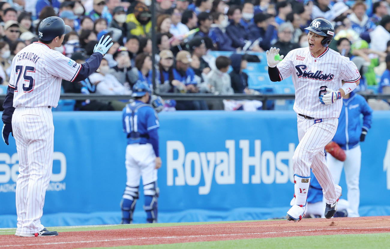 ヤクルト対中日　6回裏ヤクルト1死、左越え本塁打を放ち喜ぶ古賀（撮影・野上伸悟）