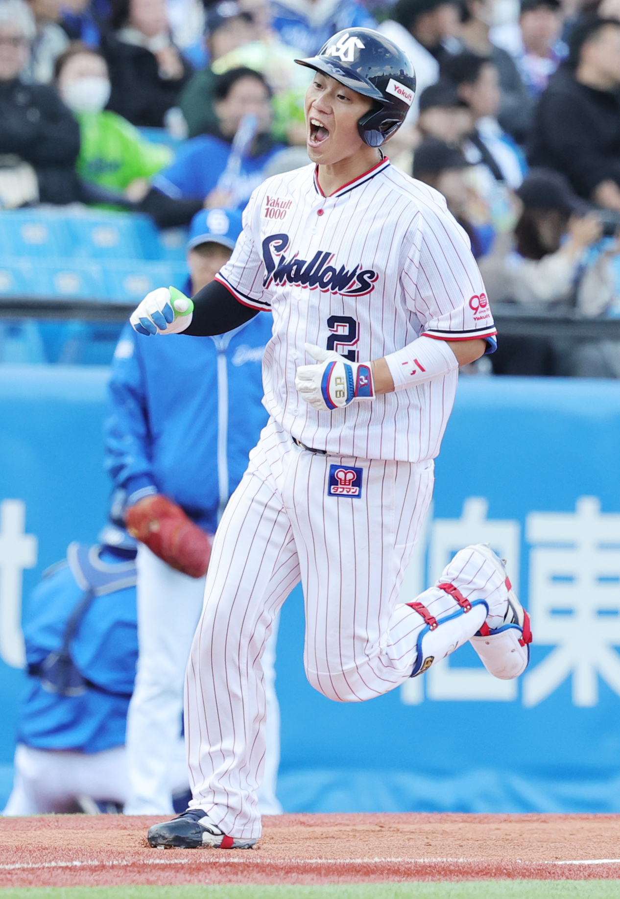 ヤクルト対中日　6回裏ヤクルト1死、左越え本塁打を放ち喜ぶ古賀（撮影・野上伸悟）