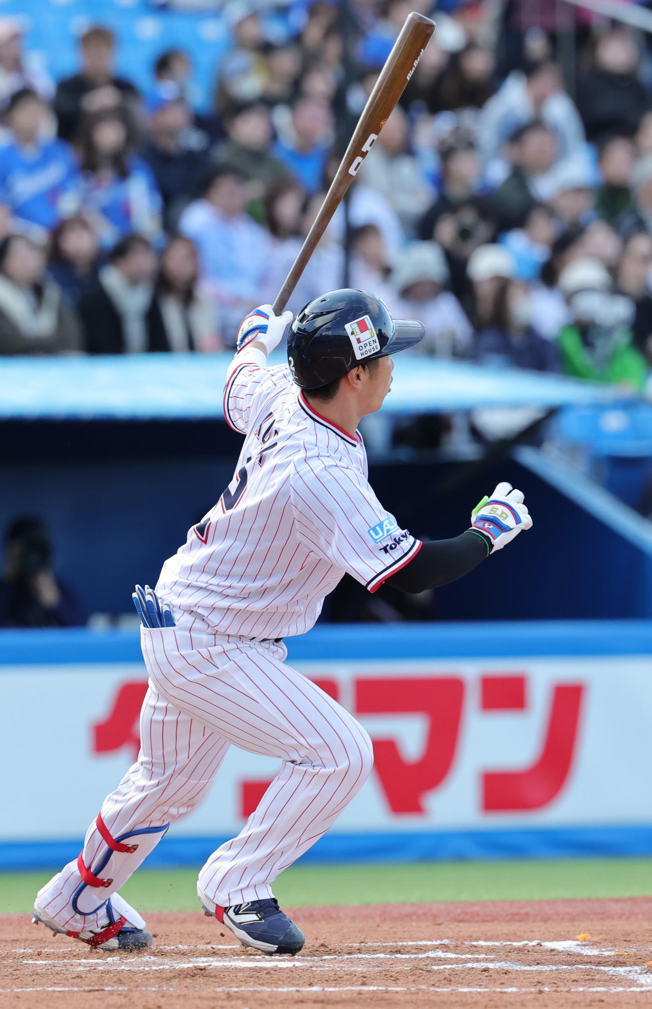 ヤクルト対中日　6回裏ヤクルト1死、左越え本塁打を放つ古賀（撮影・野上伸悟）