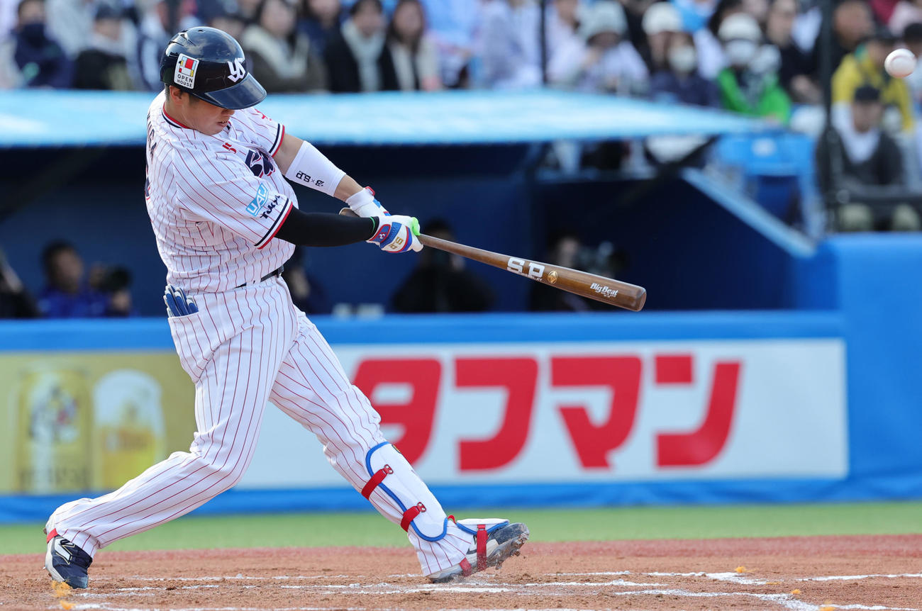 ヤクルト対中日　6回裏ヤクルト1死、左越え本塁打を放つ古賀（撮影・野上伸悟）
