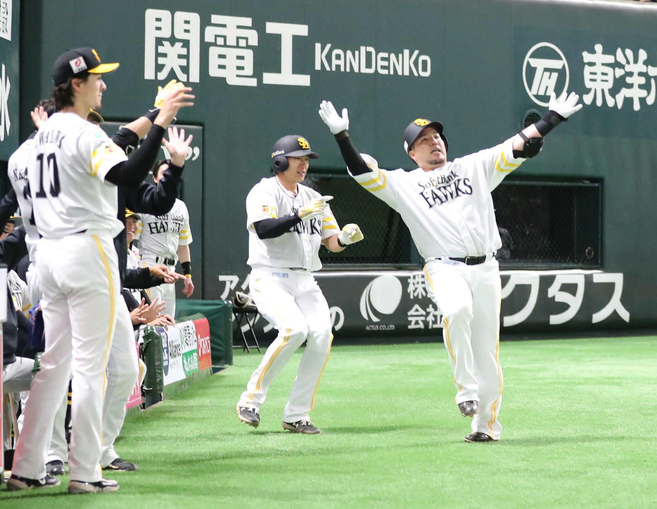 ソフトバンク対西武　1回裏ソフトバンク2死一塁、山川は左越えに先制となる2点本塁打を放ちポーズを決める（撮影・梅根麻紀）