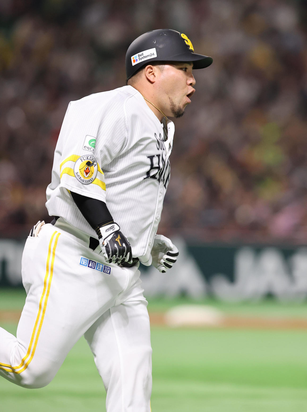 ソフトバンク対西武　1回裏ソフトバンク2死一塁、山川は左越えに先制となる2点本塁打を放つ（撮影・梅根麻紀）