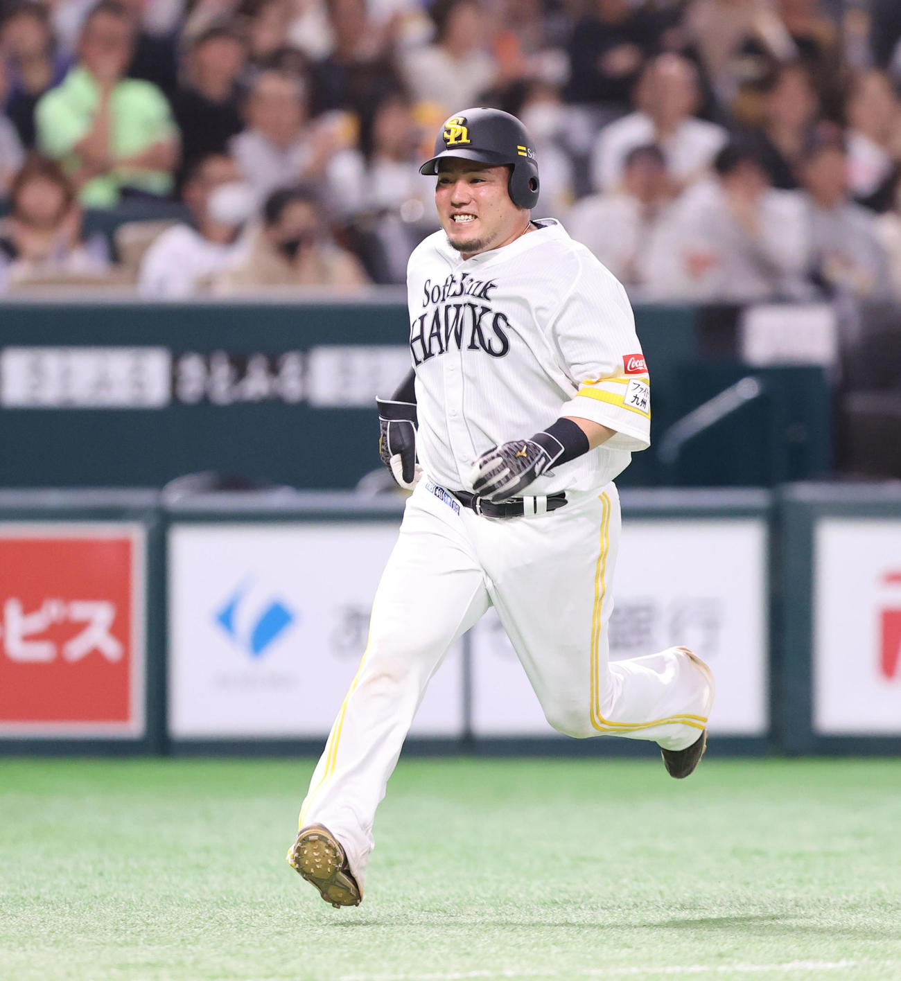 ソフトバンク対西武　5回裏ソフトバンク2死二塁、今宮の中前適時打で生還する山川（撮影・梅根麻紀）