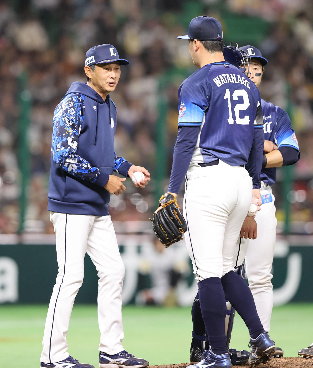 ソフトバンク対西武　5回途中、西口監督自らマウンドに出向き渡辺に交代を告げる（撮影・梅根麻紀）
