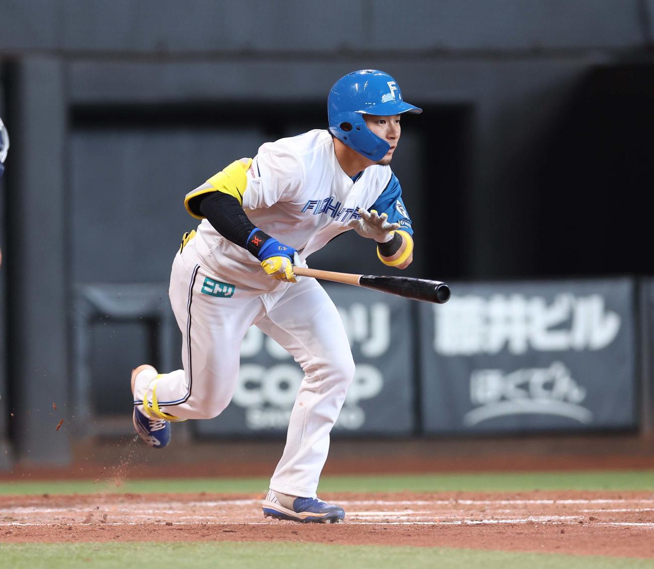 日本ハム対オリックス　2回裏日本ハム1死一、二塁、右前適時打を放つ水野（撮影・黒川智章）