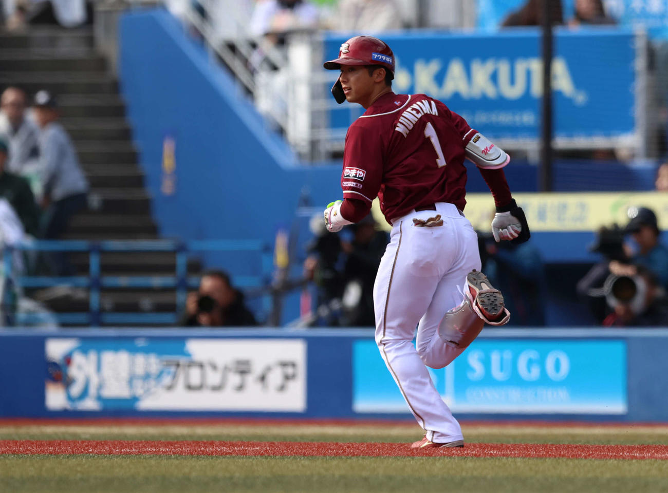 ロッテ対楽天　4回表楽天1死一塁、右前適時打を放ち一塁へ向かう宗山（撮影・水谷安孝）
