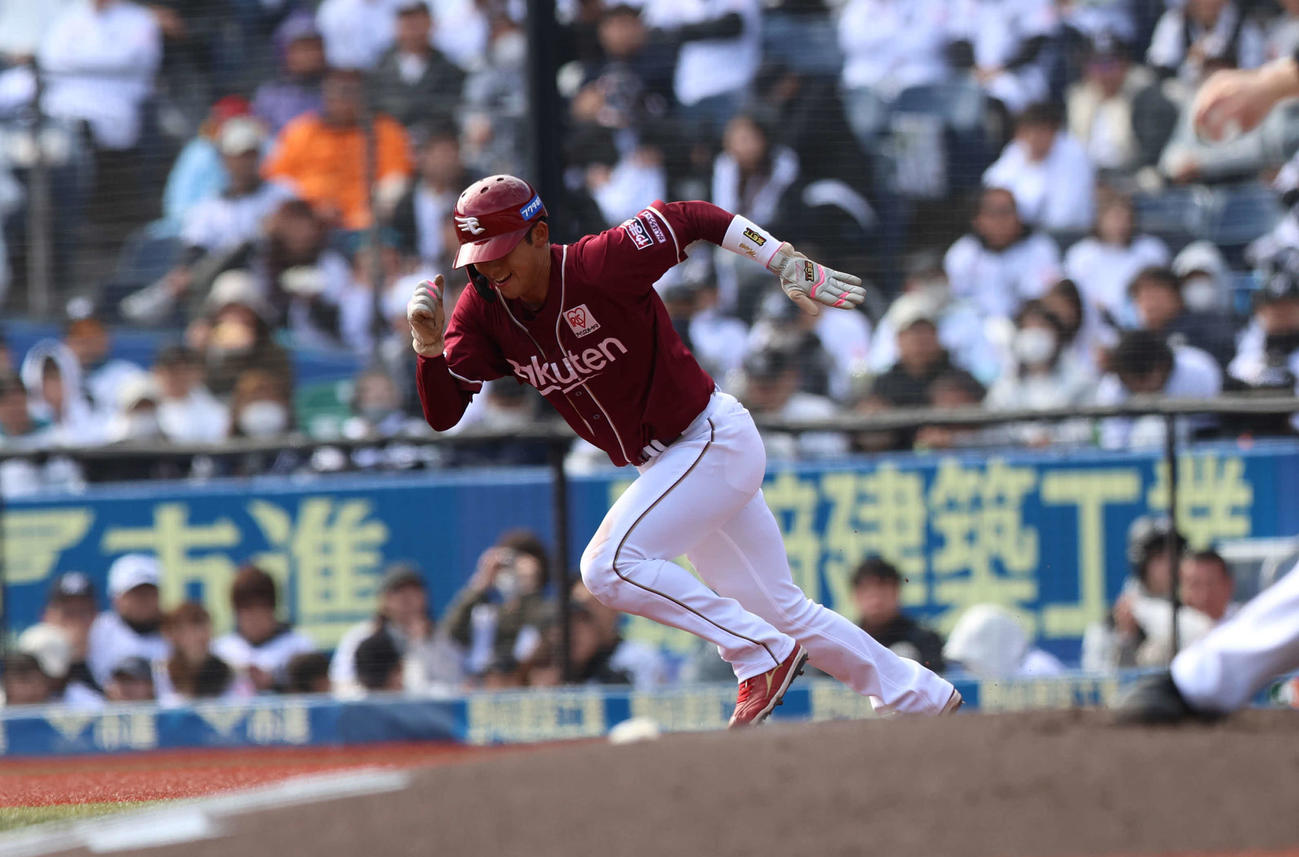 ロッテ対楽天　4回表楽天1死一塁、二塁へ走り出す宗山（撮影・水谷安孝）