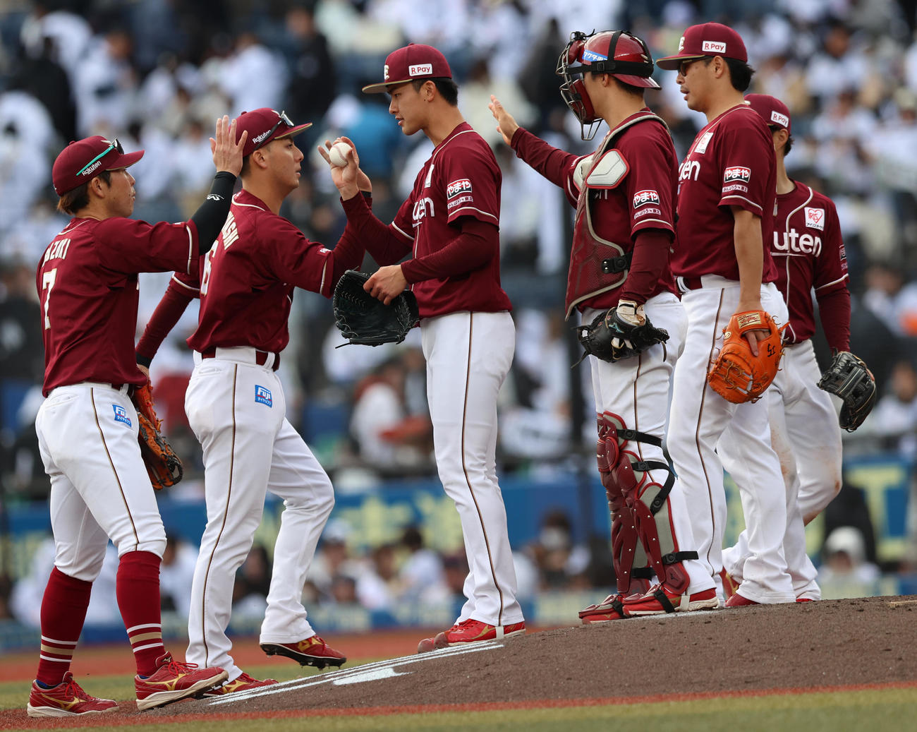 ロッテ対楽天　完封勝利を挙げウイニンボールを手にする古謝（撮影・水谷安孝）