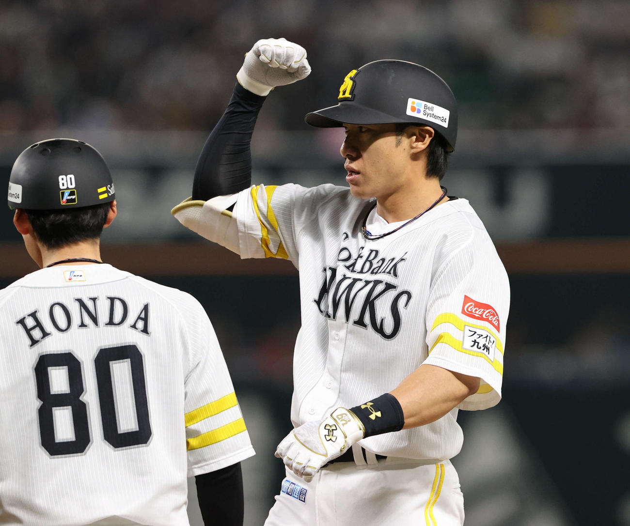 ソフトバンク対西武　5回裏ソフトバンク1死一、三塁、柳田は右前に適時打を放ちベンチのナインにアピール（撮影・梅根麻紀）