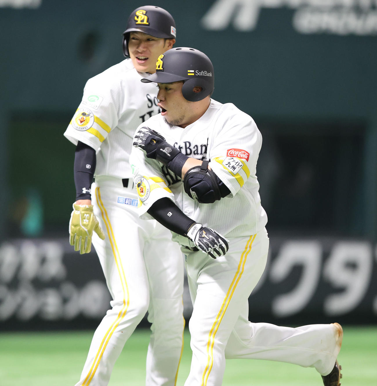 ソフトバンク対西武　1回裏ソフトバンク2死一塁、山川は左越えに先制となる2点本塁打を放ち柳田とハイタッチ（撮影・梅根麻紀）