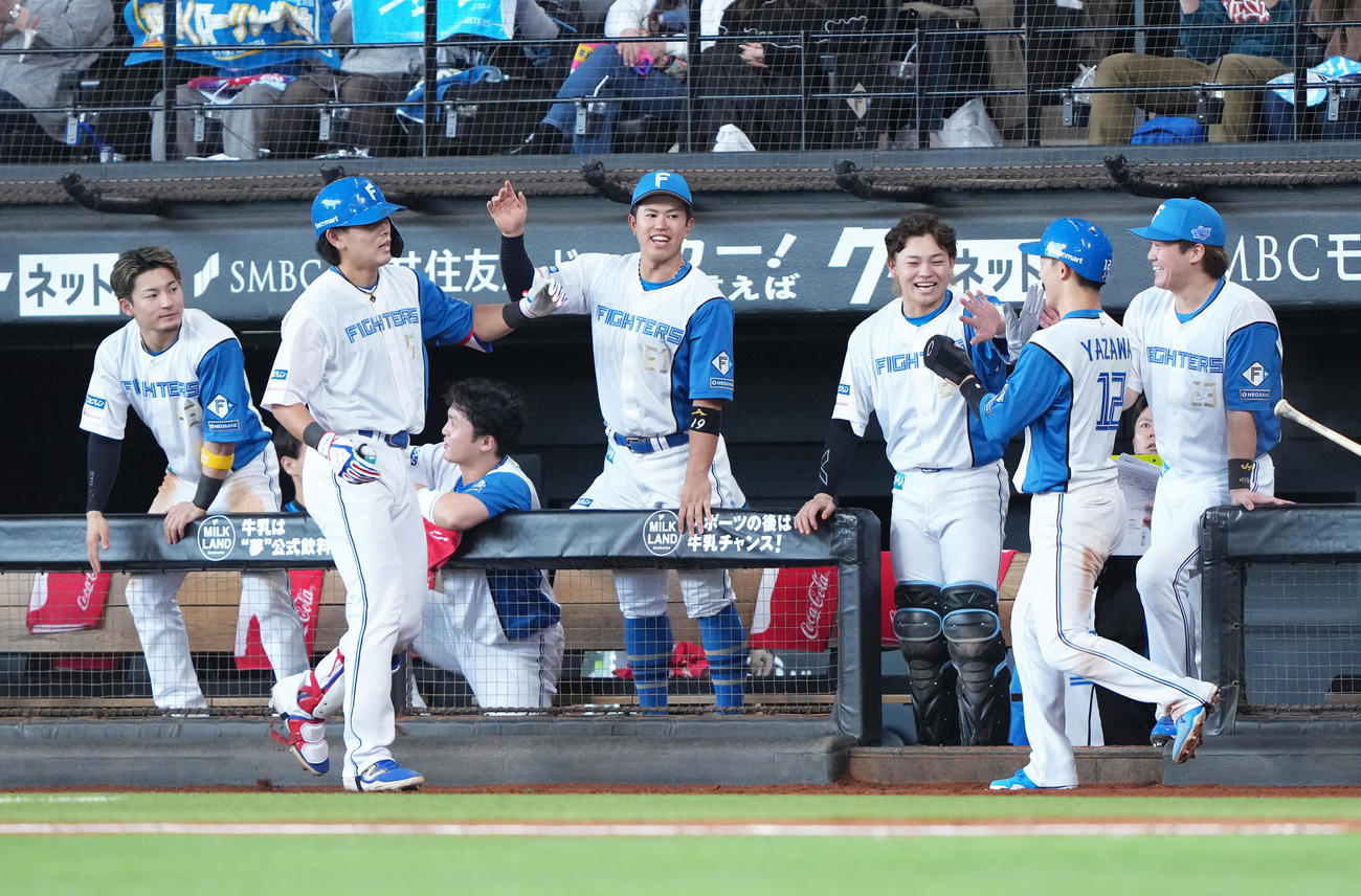 日本ハム対オリックス　5回裏日本ハム無死二、三塁、野村の二ゴロで追加点を奪い喜ぶナインら（撮影・足立雅史）