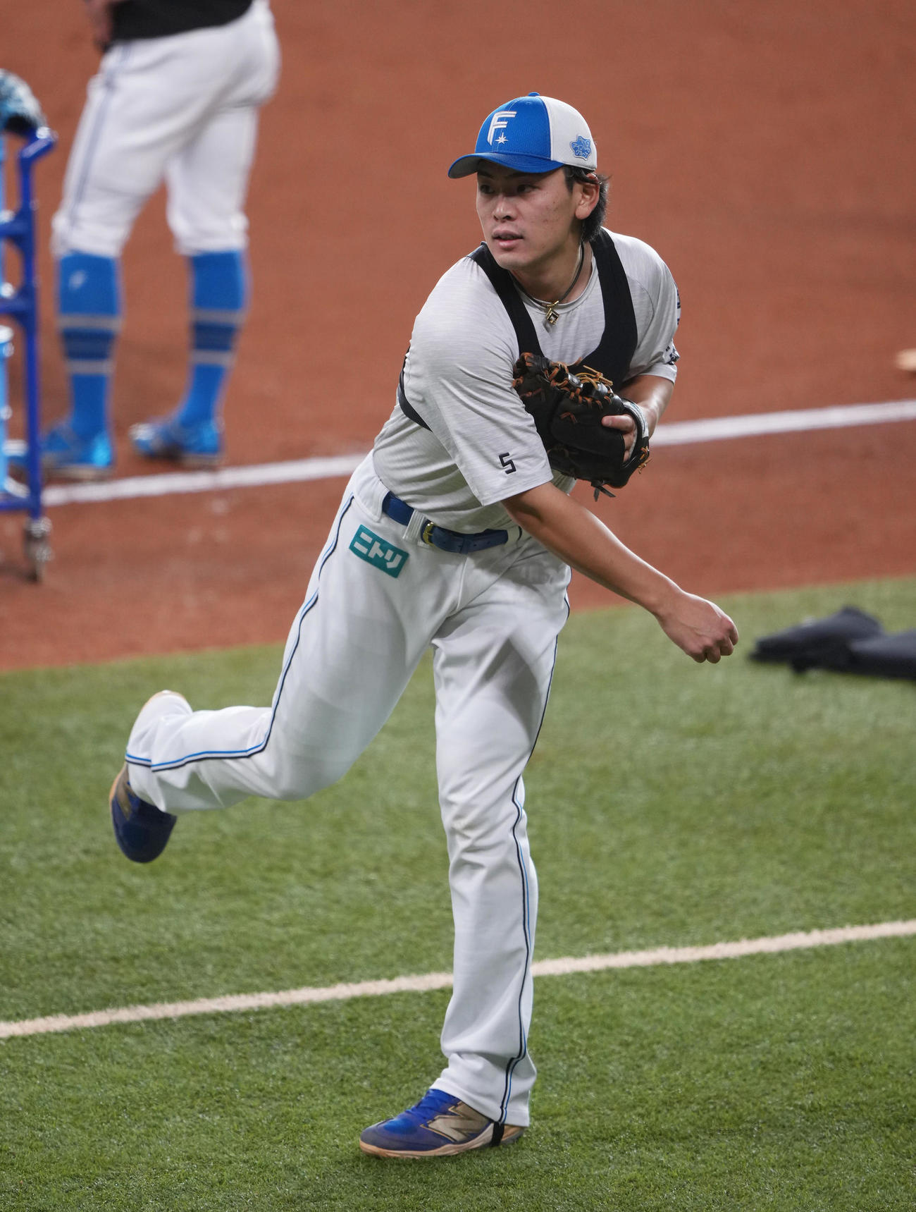 調整する日本ハム野村（撮影・足立雅史）