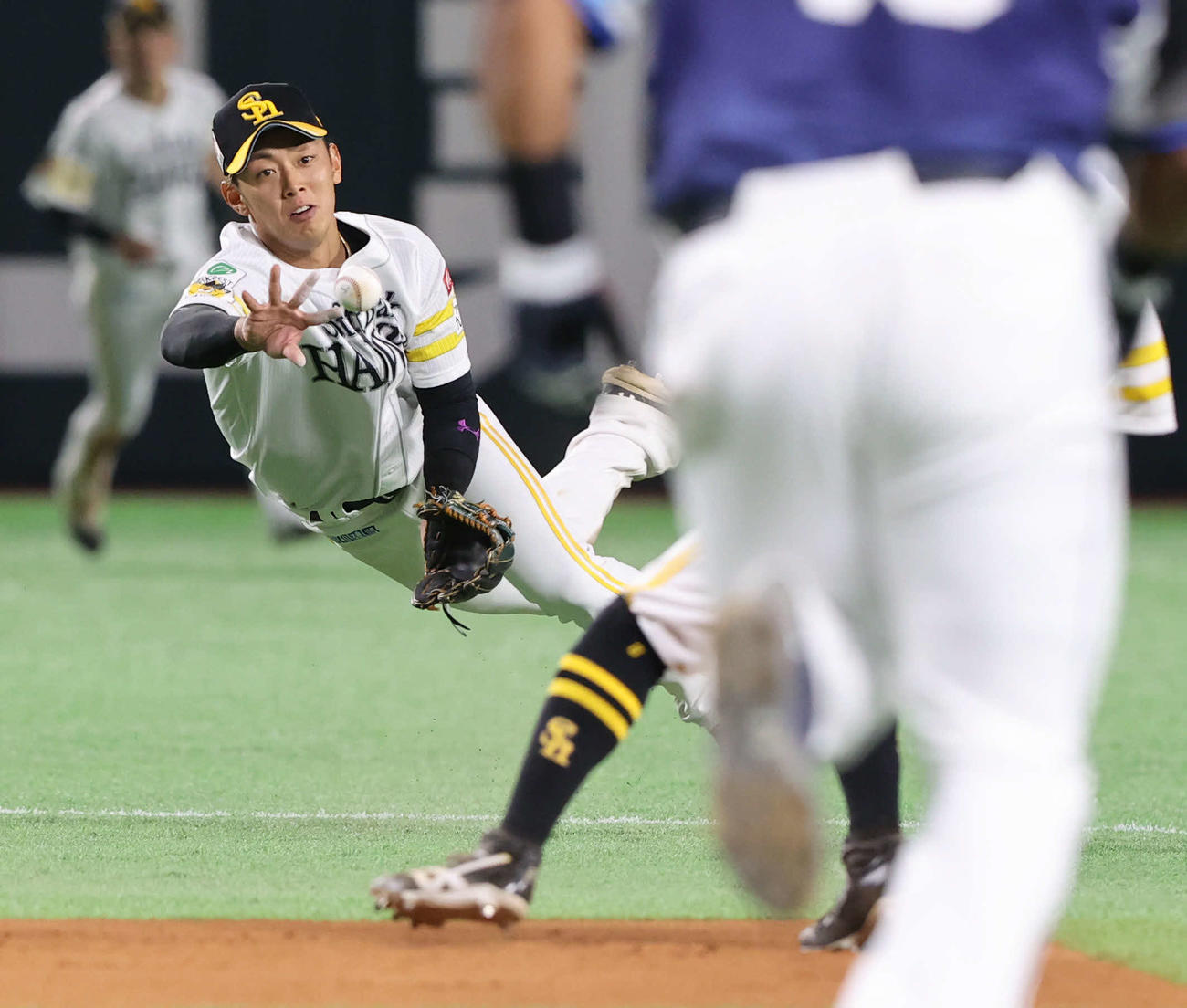 ソフトバンク対西武　6回表西武1死一、二塁、渡部聖の打球を好捕した遊撃手の今宮は二塁手の牧原大に送球、遊併殺に仕留める（撮影・梅根麻紀）