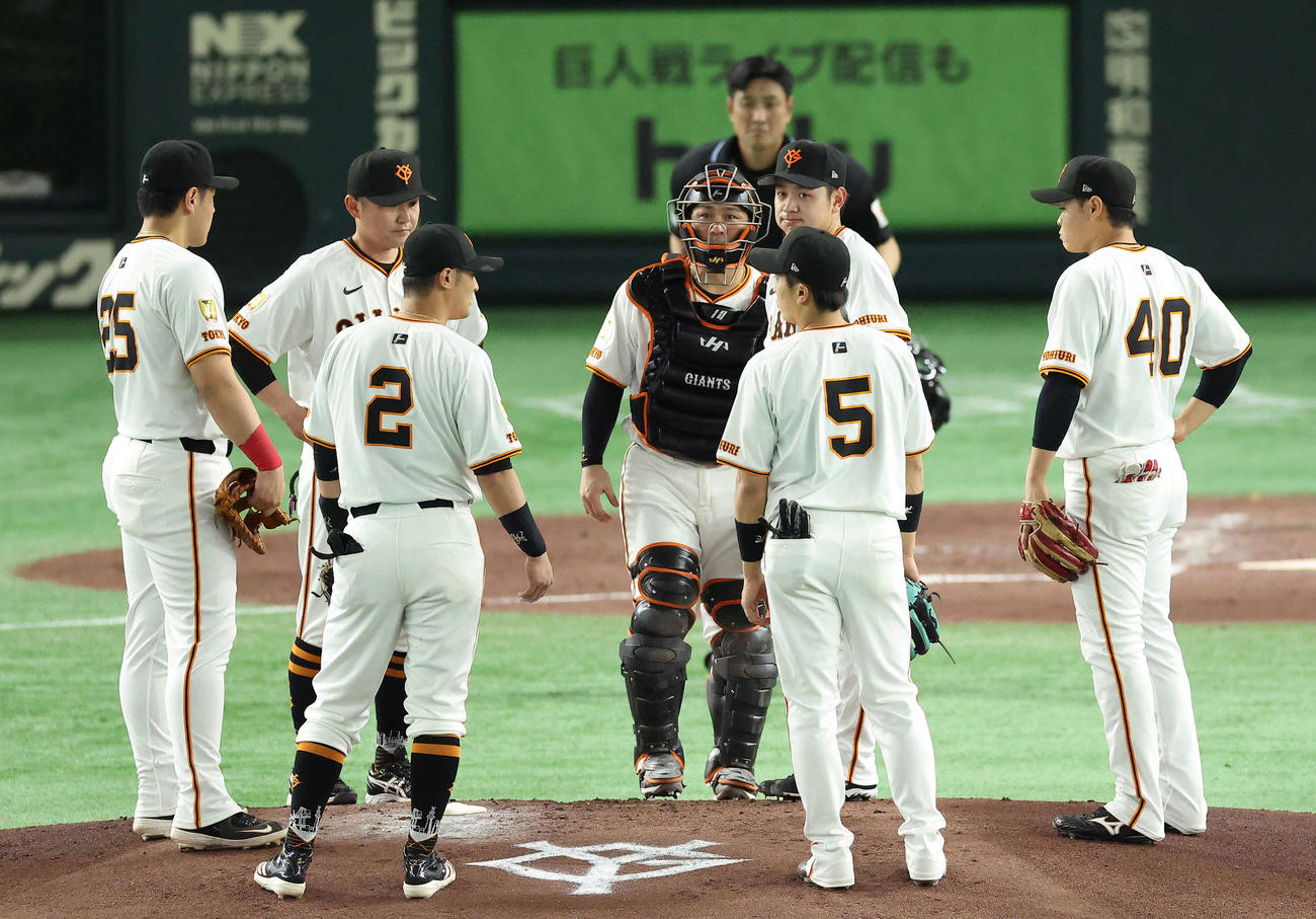 巨人対阪神　4回表阪神2死一塁、四球を選ぶ森下。投手石川（撮影・河田真司）